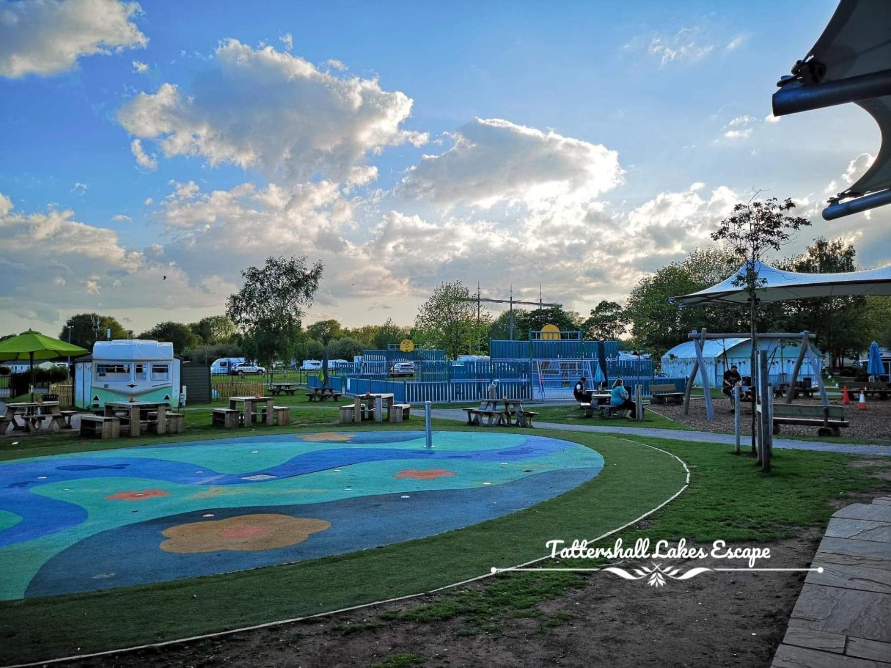 Meridian Tattershall Lakes Escape - Lakeside Lodge Caravan With A Fishing Peg Luxury Hot Tub Exterior foto