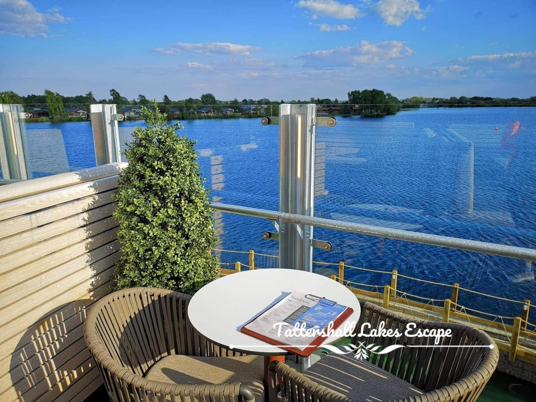 Meridian Tattershall Lakes Escape - Lakeside Lodge Caravan With A Fishing Peg Luxury Hot Tub Exterior foto
