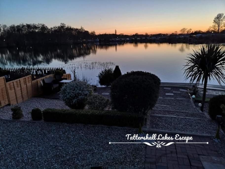 Meridian Tattershall Lakes Escape - Lakeside Lodge Caravan With A Fishing Peg Luxury Hot Tub Exterior foto