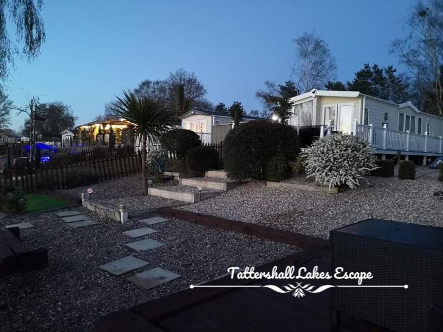 Meridian Tattershall Lakes Escape - Lakeside Lodge Caravan With A Fishing Peg Luxury Hot Tub Exterior foto