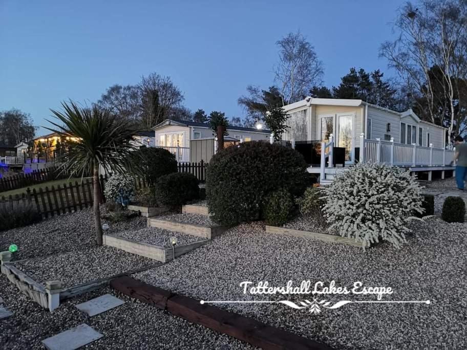 Meridian Tattershall Lakes Escape - Lakeside Lodge Caravan With A Fishing Peg Luxury Hot Tub Exterior foto