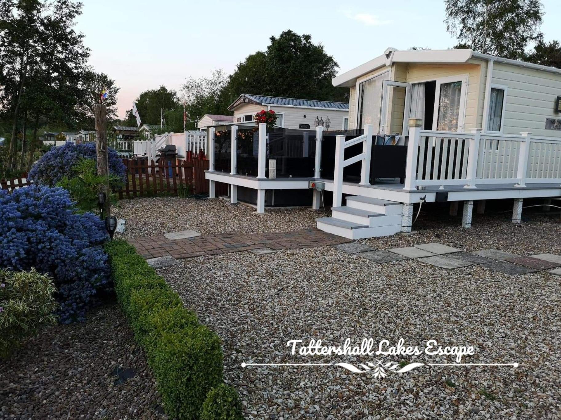 Meridian Tattershall Lakes Escape - Lakeside Lodge Caravan With A Fishing Peg Luxury Hot Tub Exterior foto