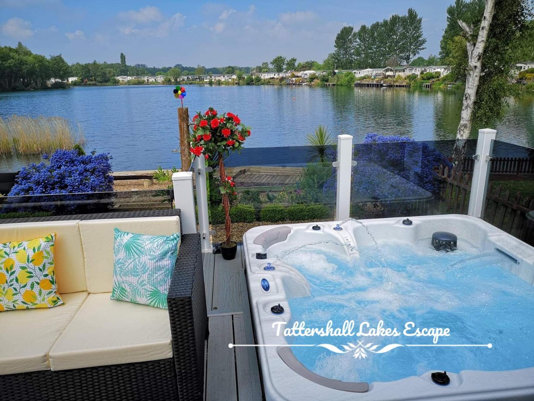 Meridian Tattershall Lakes Escape - Lakeside Lodge Caravan With A Fishing Peg Luxury Hot Tub Exterior foto